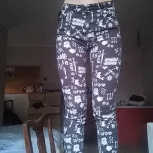 Jeans från Monki i storlek S  - Jeans med superfin passform från märket Monki. Storlek S. 