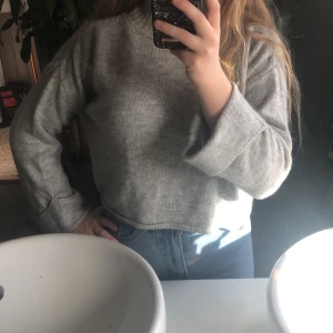 Stickad crop top  - Detta är en stickad långarmad crop top. I storlek S från Ginatricot. Va 80% akryl och 20% polyester. Tvättas i 30 grader. Kan skicka paket men du får betala för frakten😁😁