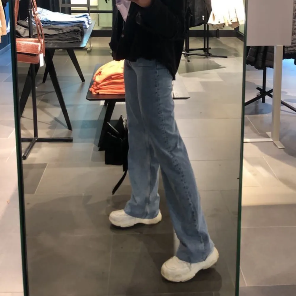 Riktigt snygga blåa jeans från Zara i storlek 34. Super kvalite och bra skick. Frakt ingår ej i priset, buda!. Jeans & Byxor.