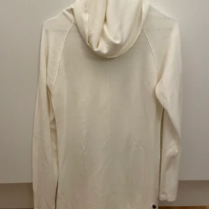 Grädd vit polo tröja lång passform - Strl xs mer som en m den är loose i modellen som ny