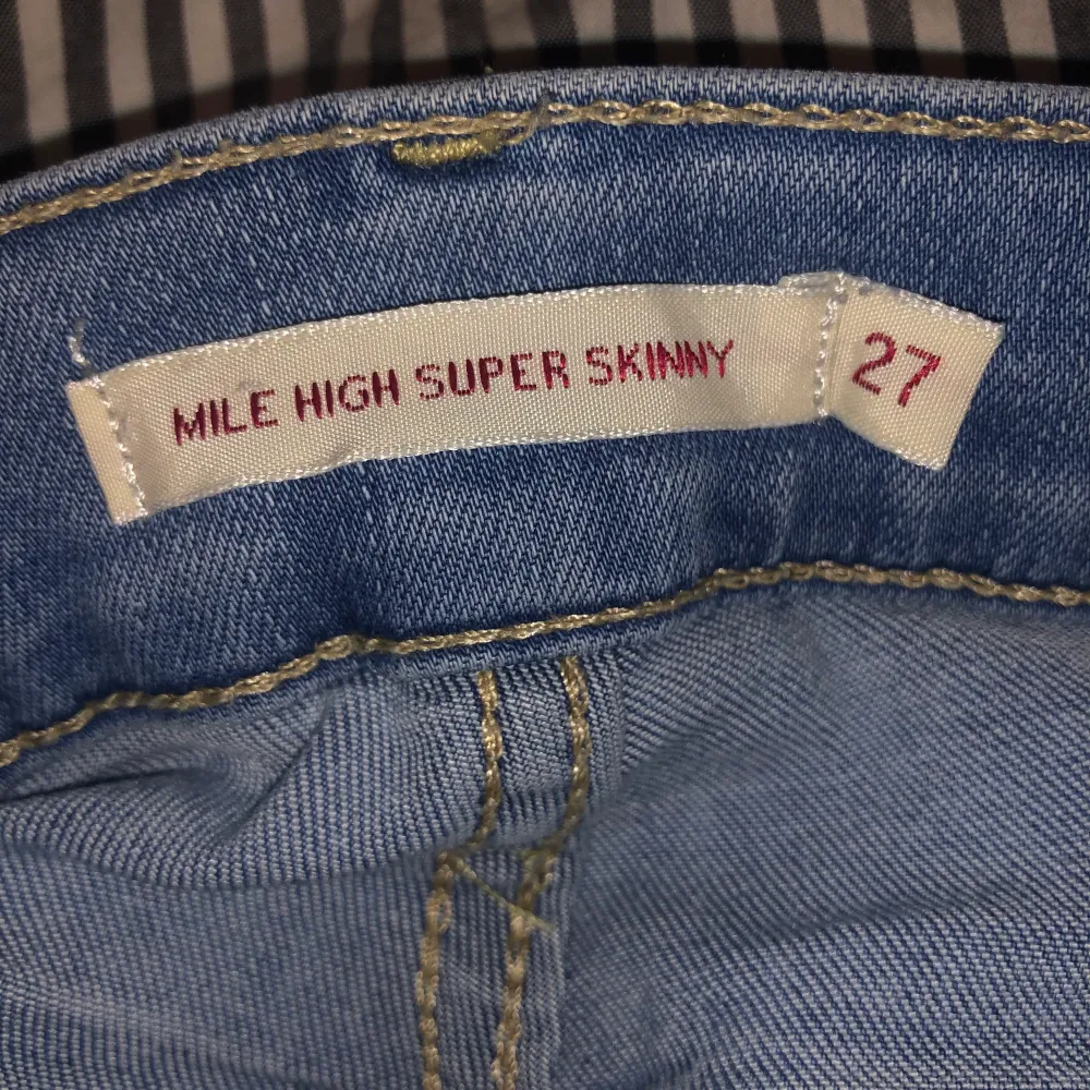(Lånad bild) Uttvättad blå, mile high super skinny  jeans från Levis. Änvänd några gånger men är i fint och fräsch skick. Säljer dem för att de är för stor på mig. Stl 27w 32L, lite långa på mig (169cm). Köpte för 1100kr, säljer för 350kr+fraktkostnaden.🥰. Jeans & Byxor.