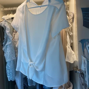 Blus - Superfin blus i nyskick med knytning där fram 🤍