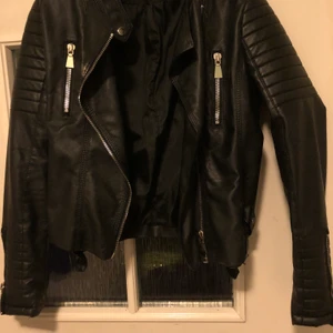 Chiquelle motojacket skinnjacka - Jättefin skinnjacka från chiquelle i strlk 42. Ganska sparsamt använd. Dock en reva inuti i sömmen men det är enkelt att laga! 150 kr ink frakt. Nypris ligger runnt 600-700🥰