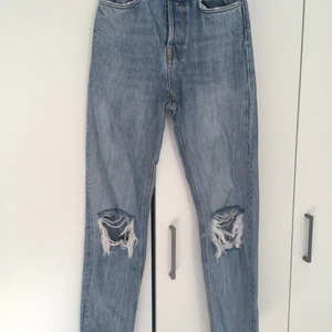 Raka jeans från karve  - Säljer ett par super snygga jeans ifrån karve, som jag köpte på carlings. Storlek 38. Som går ner till fötterna (över skon) på mig som är 166. 