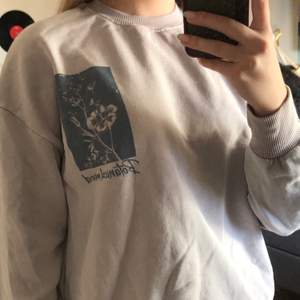 Grå/lila crewneck med tryck fram och bak från pull and bear 