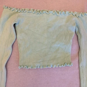 Limegrön crop top - OBS färgen är mycket mer vibrant än på bilden! En limegrön crop top från new yorker. Använd endast en gång!