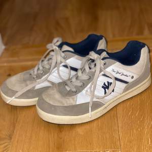 Säljer mina retro new yorker yankees skor pågrund av att dom är för små :/