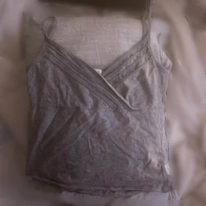 Grått linne - Ett grått linne med v-ringning från elle sports. Linnet är i storlek 9 vilket jag skulle chansa på är mellan M-L som tyvärr är för stor för mig. Linnet är i bra skick och är inte nopprig alls. Betalning sker via swish och fraktar spårbart som kostar 66kr! Hör av er vid funderingar eller vid intressen! 