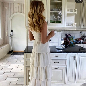 Sommarklänning  - Säljer min drömmiga sommarklänning från AFJ:s kollektion för nakd, sålde slut på bara några dagar. Har endast använt klänningen fåtal gånger därav är den precis som ny. Storlek 38, buda i kommentarerna om flera är intresserade, eller köp direkt för 650😚