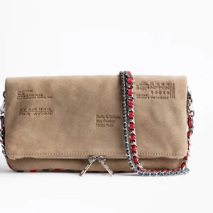 Zadig et Voltaire limited väska  - Säljer denna  unika väska men super fina detaljer från Zadig et Voltaire som ska föreställa ett 💌. Väskan köptes i Dubai mall för 5000kr och går inte att få tag på då den är litied edition och gick endast att köpa fysiskt i dubai. Ena bandet har slitits lite(se bild) men verkligen inget man märker av. Köparen står för frakten o buda i kommentarerna💕