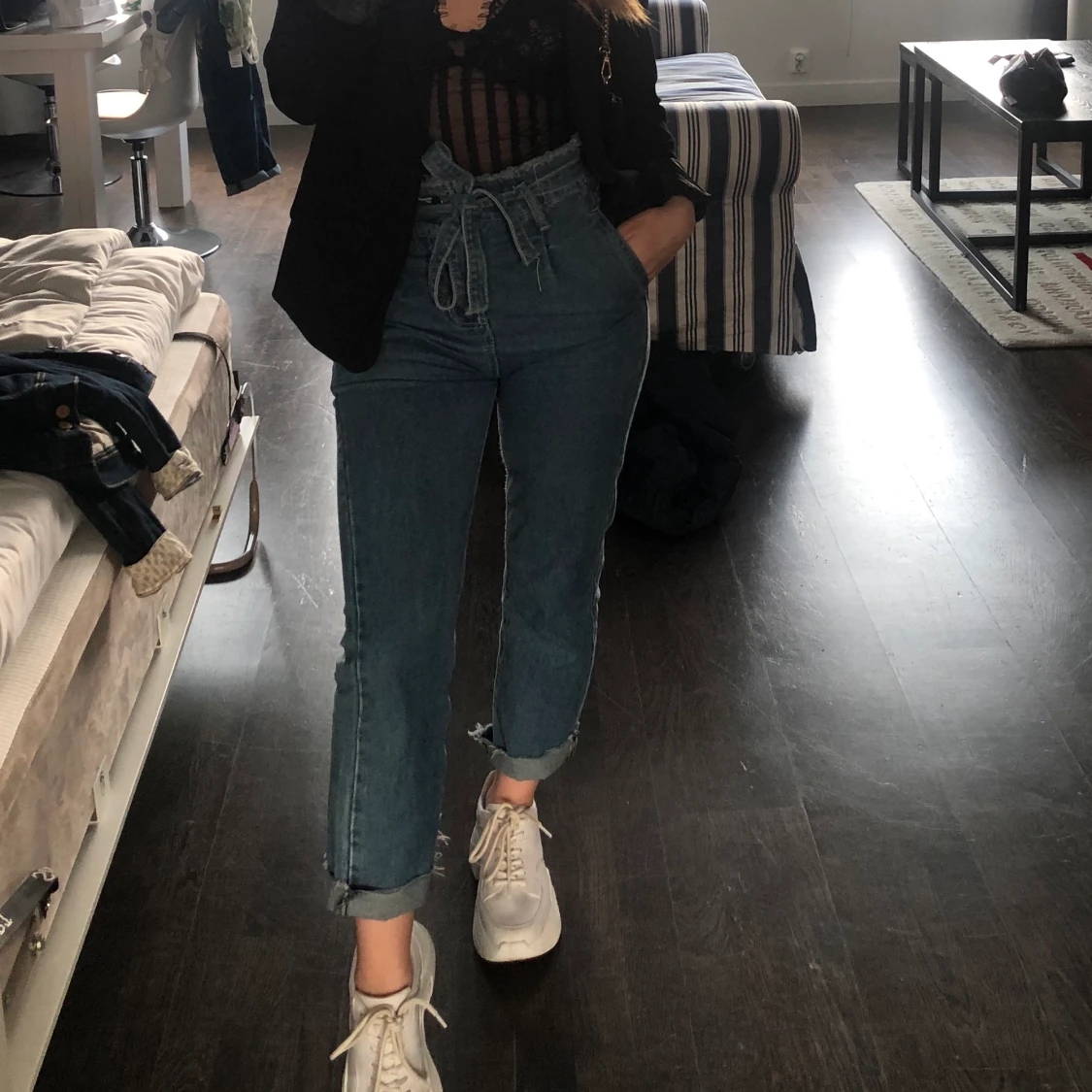 Momjeans med hög midja och knyte