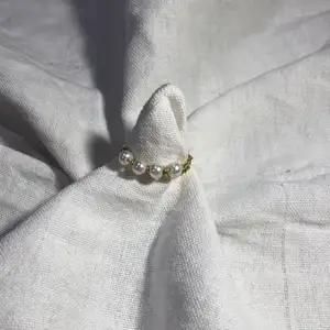 En hemmagjord ring med 4 vita pärlor på och metalltråden är i färgen guld. Passar bra till mycket. 61 med frakt 🚚 