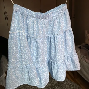 Kjol - Fin ljusblå kjol. Jätteskön och väldigt stretchig i midjan så passar xs-m. Passar mig bra som vanligtvis har S men kan också ha M och XS. Köparen står för frakten (48kr) 💓 många intresserade så lägg ett bud i kommentarerna. 