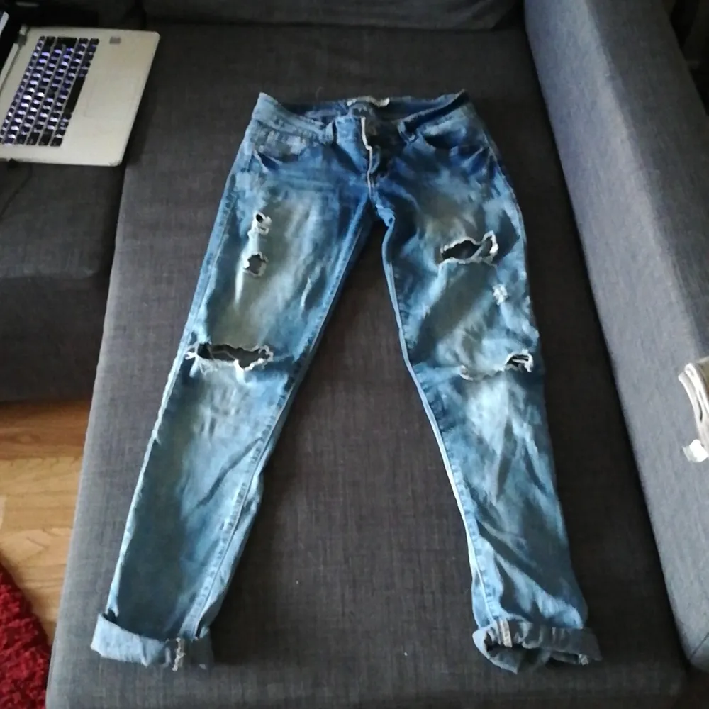 Låga jeans har endast använts ett par 10 gånger. Nypris 550 kronor. Vidfler intresserade säljs byxorna till högsta bud eller köps direkt för 250 kronor. 45 kronor för frakt. Jeans & Byxor.