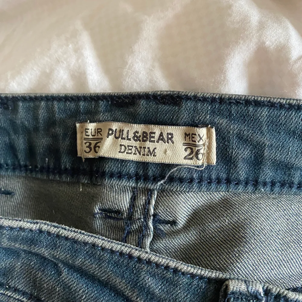 säljer ett par supersnygga pull&bear jeans i storlek S som jag ärvt av min mormor. Dom är skurna likt sista bilden och passar så på mig som är 164 och brukar ha XS/S! säljer tyvärr pga att dom aldrig kommit till användning💕kontakta gärna för fler bilder/mer info💘. Jeans & Byxor.