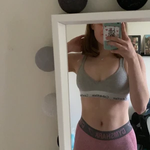 Calvin Klein sport bh storlek S - Säljer min vadderade Calvin Klein bh då den blivit fö liten för mig. Har använts flertal gånger men är i bra skick! Nypris 400kr. Tar betalningar via swish.💕