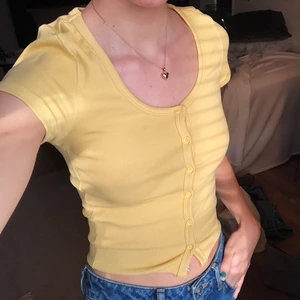 Gul topp - Superfin gul topp med knappar! Knappt använd i storlek XS💛 buda från 80kr i kommentarerna. Köparen står för frakt!