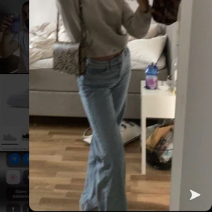 Monki Yoko jeans - Säljer monkis Yoko jeans i storlek 25! Använda Max 2 gånger men dom är tyvärr för små! Köpte för 400, köparen står för frakt! Skriv på dm för fler bilder 