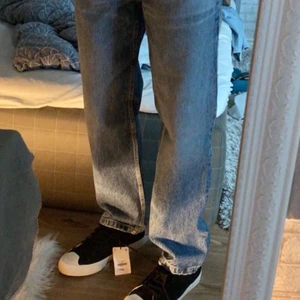 Jeans, ZARA  - Oanvända jeans från zara, pösig passform.