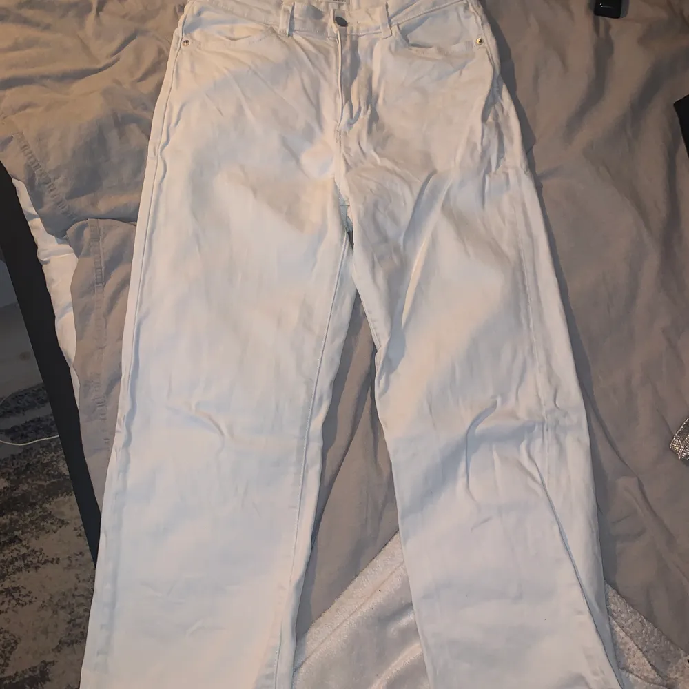 Vita jeans i rak/utsvängd modell ifrån lindex, storlek 40. Köptes 2019 och säljer pga för små. Super bra längd för mig som är 163 cm lång. Kan mötas i Vänersborg/Trollhättan området annars får köpare stå för frakten.. Jeans & Byxor.