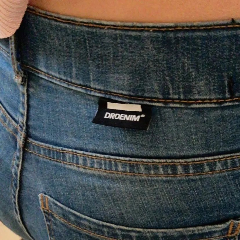 Säljer dess blå/mörkblå bootcut jeans från Dr.denim           Skriv för fler frågor🧡. Jeans & Byxor.