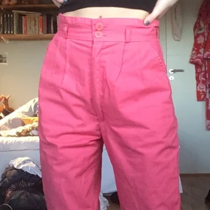 Underbara vintage-byxor! - Såååå fina och sköna byxor med helt underbar passform. Det finns också ett litet skärp i samma tyg som ingår! Jag är ca 170 och bär oftast storlek S. Sån vintage-vibb, tror de är äkta från åttiotalet, dessutom en sån söt färg! Helt enkelt ett kap💐