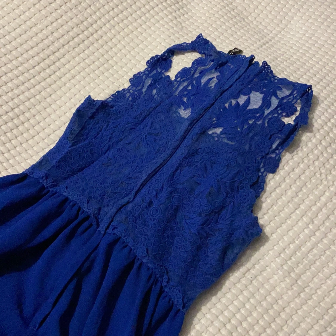 Blå klänning med spets  - 90