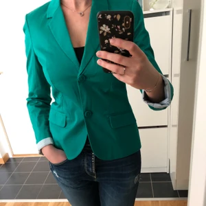 Grön kavaj från S.Oliver i nyskick  - Grön kavaj från S.Oliver i nyskick  🌿Storlek 34 (passar som Xs-S) 🌿Sparsamt använd (max.2 gånger), är i mycket bra skick. Färgen är mycket finare än på bilderna. 🌿Yttermaterial 98% cotton, 2% elastan 🌿Pris: 100 kr. Butikpris runt 600-700 kr 🚫Djurfritt och rökfritt hem 📍Kan mötes upp i Mölnlycke 📬Kan skickas mot fraktkostnad (66 kr)
