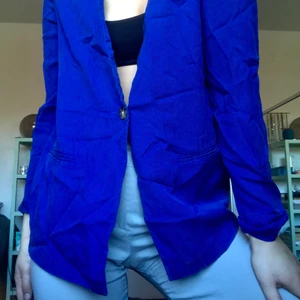 Blå kavaj - Blå blazer jättefin djup blå färg. Knappt använd 