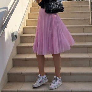 Kjol - Rosa kjol i xs, somrigt och härligt material. Går även att vika upp och ha den kort. Sparsamt använd men några små små fläckar som nog går att få bort själv. Buda!