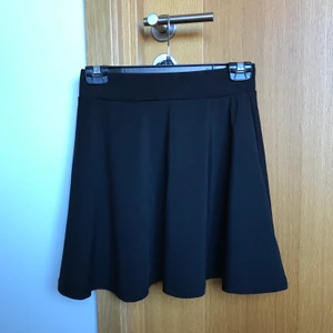 Kjol - Söt kjol i ett stretchigt material. Fint skick. Hör av dig till mig vid intresse. Köparen står för frakt. 