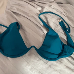 Blå/grön bikini topp - Denna är aldrig andvänd (bara testad) mycket fin modell och fantastik färg men som tyvärr är för liten för mig. Den är i stolek L men väldigt liten i storleken, mer troligt M. Kund står för frakt