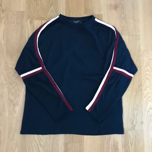 Stickad tröja - Snygg stickad tröja i storlek XS. Hör av dig vid intresse. Mörkblå färg med detaljer på ärmarna. Köparen står för frakten. 