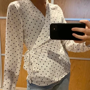 Blus - Säljer min jättefina blus från GinaTricot! Sparsamt använd och i jättebra skick. Storleken är 38/M men den sitter som 36/S på mig. Hör av er om ni är intresserade💖