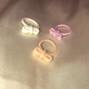 Clay rings  - Säljer suuupersöta ringar med rosetter på. De finns i alla möjliga färger och storlekar! Köp 1 för 15, 2 för 25, 3 för 35 Skriv till mig privat för övriga frågor! 🥰