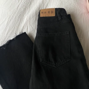 Straight leg jeans - Svarta raka jeans från nakd, använda 1 gång. Paketet är spårbart