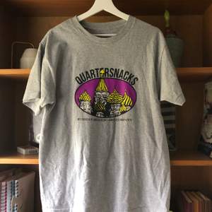 Grå t-shirt från Quartersnacks Skateboards. Använd ett fåtal gånger då den varit för liten. Köpt från Hollywood.se, frakt tillkommer💖