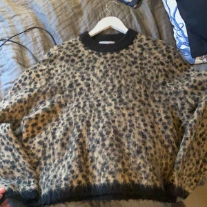 Other Stories tröja - Säljer en leopard tröja från Other Stories. Den är superfin och passar bra till våren. I storlek XS men passar mig som är small. I fint skick för att vara använd.