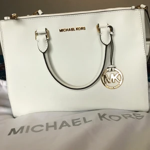 Michael kors väska 2800kr - Vit Michael kors väska med guld detaljer. Helt oanvänd, hör av dig för fler bilder osv😇  2800kr 