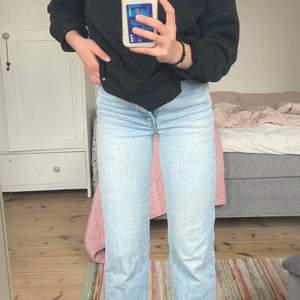 Ljusblå Levis jeans storlek w23 L27❣️Modellen heter ribcage straight❤️ passar nån som är 160 cm❤️ nypris 1000kr, säljer för 400kr eller högsta budet