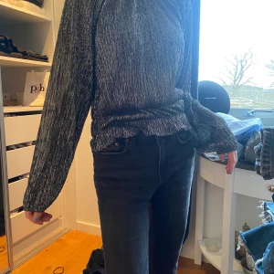 Topp från Zara - Festligare topp från Zara. Köpare står för frakt. Bud från 75