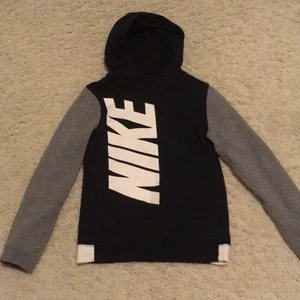 Nike hoddie  - Oanvänd Nike hoodie i storlek L,147-158 barn.