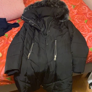 Höst/vår jacka lång - säljer en super fin o lång höst/vinter jacka som är oanvänd. 
