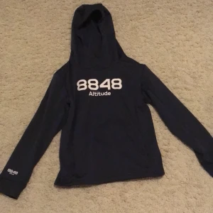 Oanvänd hoodie - Oanvänd hoddie från 8848 köpt på kidsbrandstore. Storlek 150, men passar som en Xs och går att dra åt för olika passform! Nypris 850kr