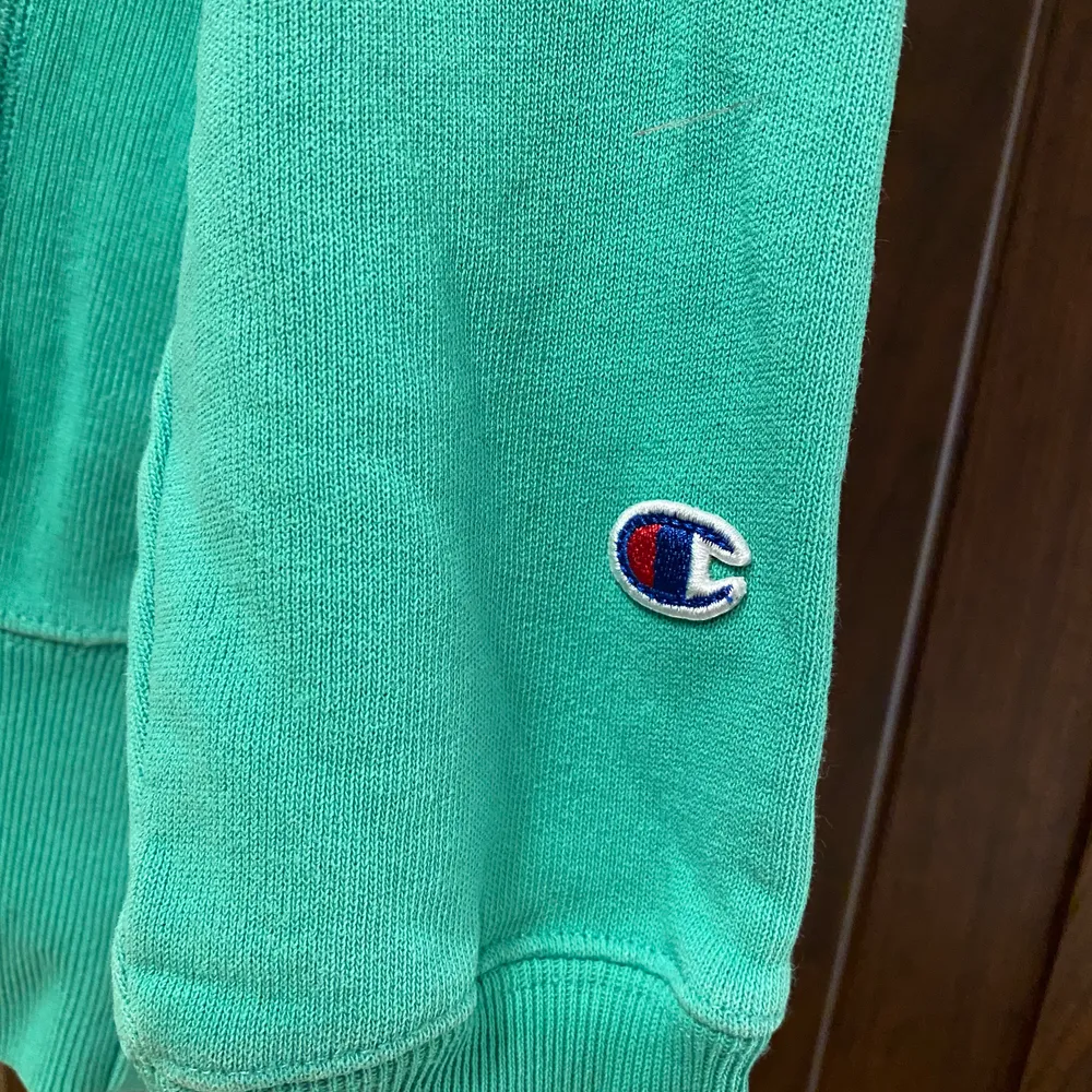 Säljer min älskade Champion sweatshirt då jag aldrig får användning av den. Inga fläckar, hål eller andra defekter. Färgen är lite starkare irl. Tror nypriset var runt 1000 kr, hittar inte den på hemsidan längre. Köparen står för frakt (66 kr). Hoodies.