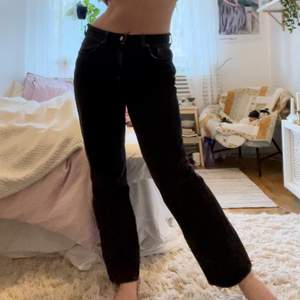 jeans från weekday i modellen voyage. höga i midjan. i nyskick. raka i benen. visas på mig som är 165 cm lång. 🌻frakt ej inkluderat i priset🌻 