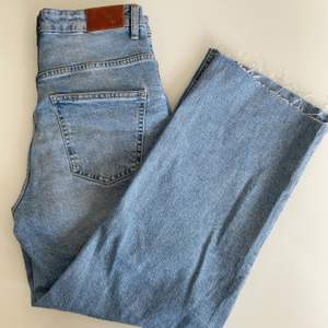 Fina jeans från Lager 157. Aldrig använda och säljer endast då de är för stora💙 Jeans i rakvid modell comfort stretch denim. Smal passform upptill som släpper lätt på låren till en vid siluett. Ankellång med rått avslut. Modellen är 175cm lång och har på sig stl S. Köpta för 300kr, pris kan diskuteras!!