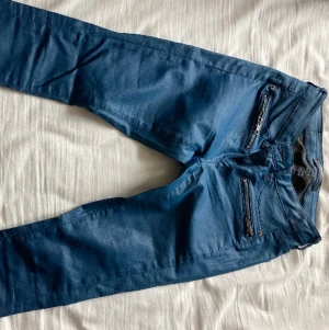 Blåa byxor - Byxor från Gina tricot, köpta för 499 använda få gånger, som i nyskick. W24