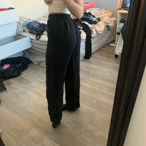 Svarta tunna byxor - Fina svarta sköna byxor. Säljer pga att det inte är min stil tyvärr och är därför endast använda ca 2-3 gånger förra året. Sen dess har de bara legat i en låda (därav så skrynkliga). Sitter supersnyggt, speciellt över rumpan och är luftiga! 120kr+frakt💞