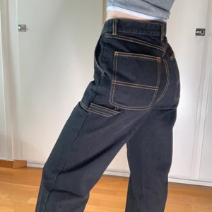 Monki Jeans contrast seam  - Svarta Jeans från monki med senaspgul söm. Såå fina men har bara använt en gång. Inga fläckar eller hål! 